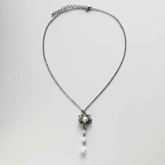 Gothic white pearl rosary necklace with a small silver chain - Picture 6 of 10
